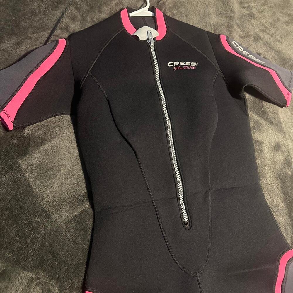 Cressi pink and black wetsuit